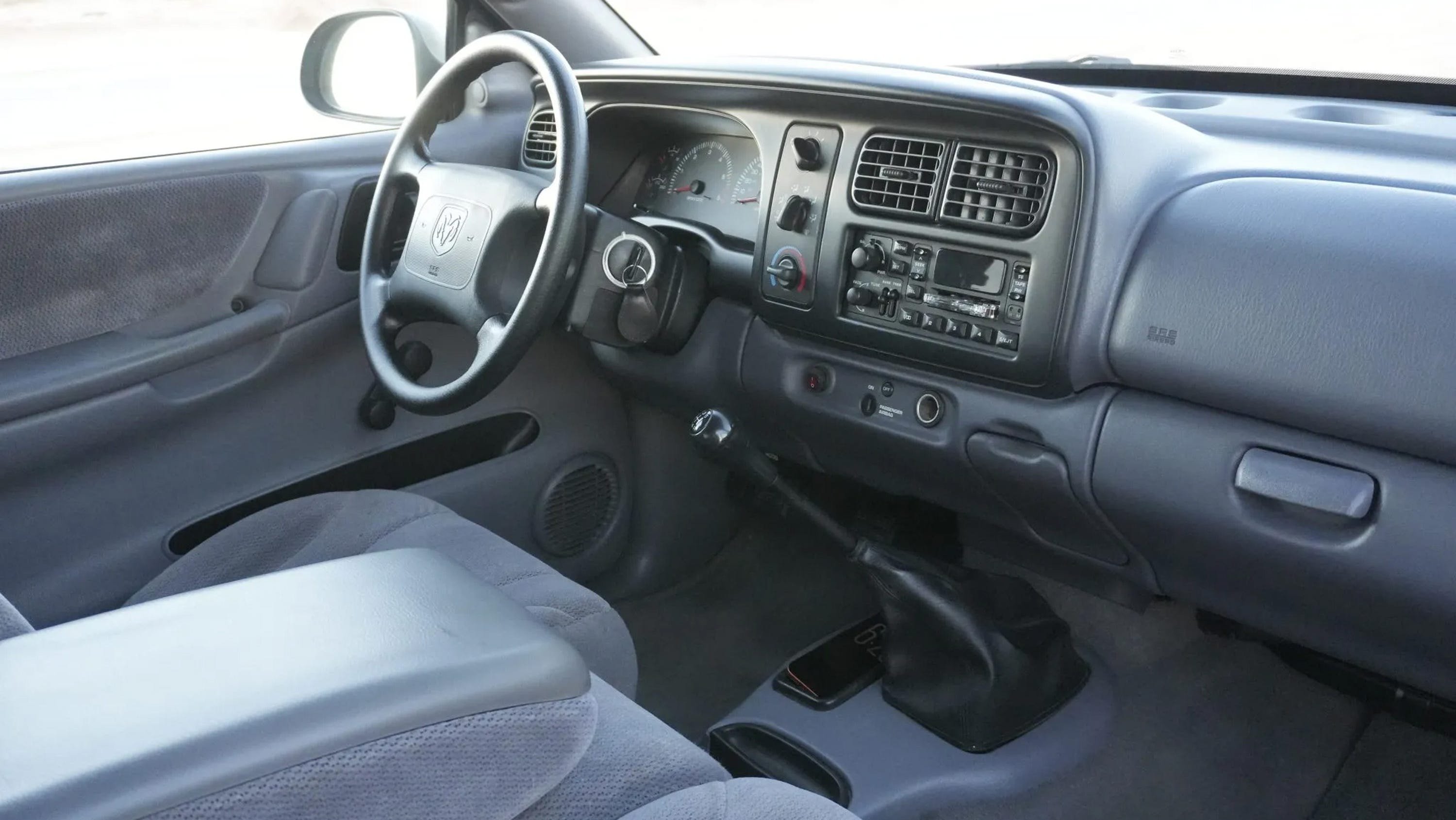 កាប៊ីនយន្ដហោះជាមួយនឹងផ្ទាំងគ្រប់គ្រង ដៃចង្កូត និងកៅអីក្រណាត់។