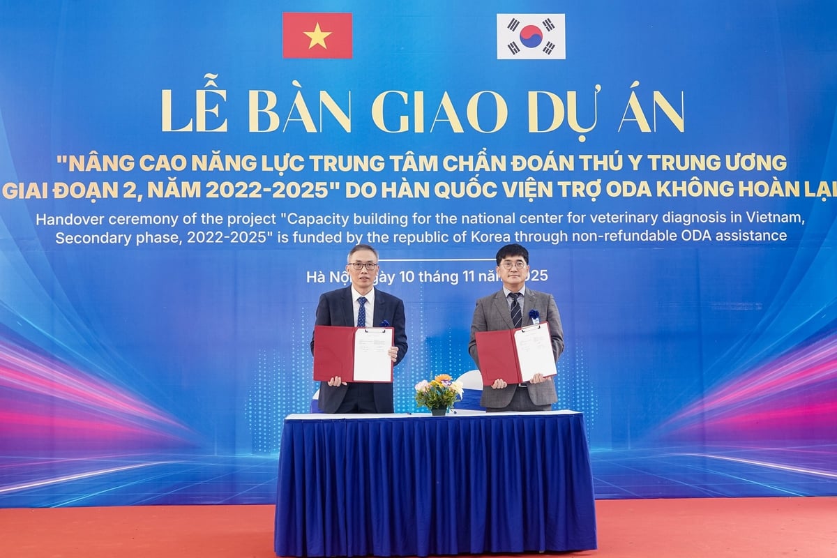 Phó Giám đốc phụ trách Nguyễn Tùng (trái) ký biên bản với phía Hàn Quốc. Ảnh: Bảo Thắng.