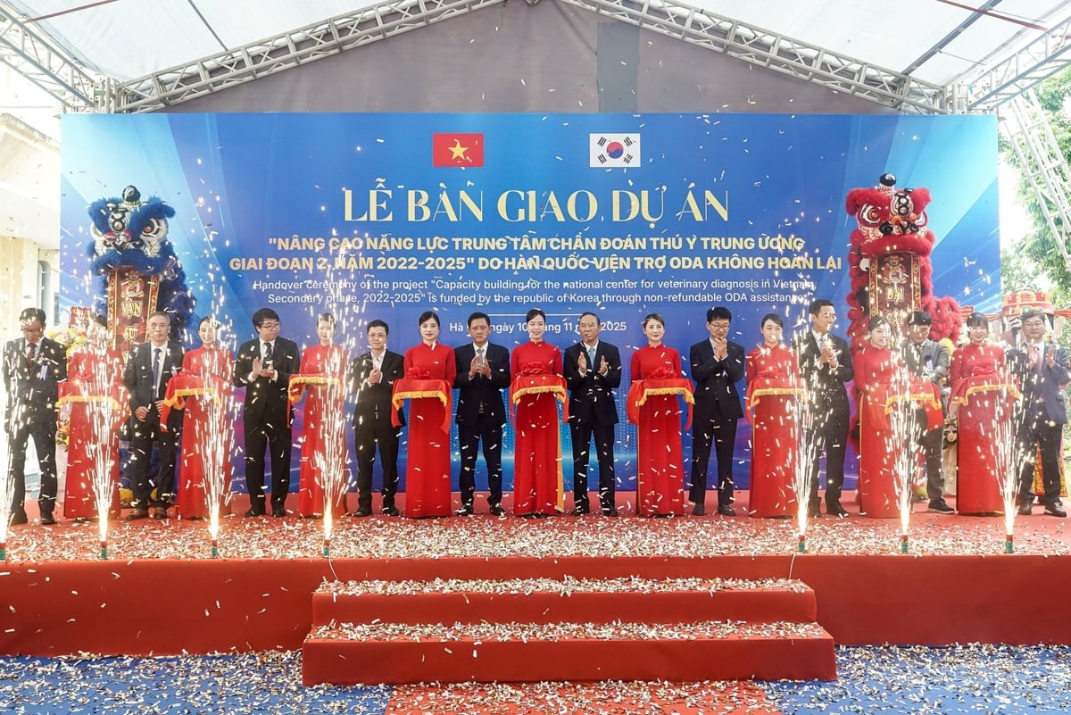 Các đại biểu cắt băng khánh thành. Ảnh: Bảo Thắng.