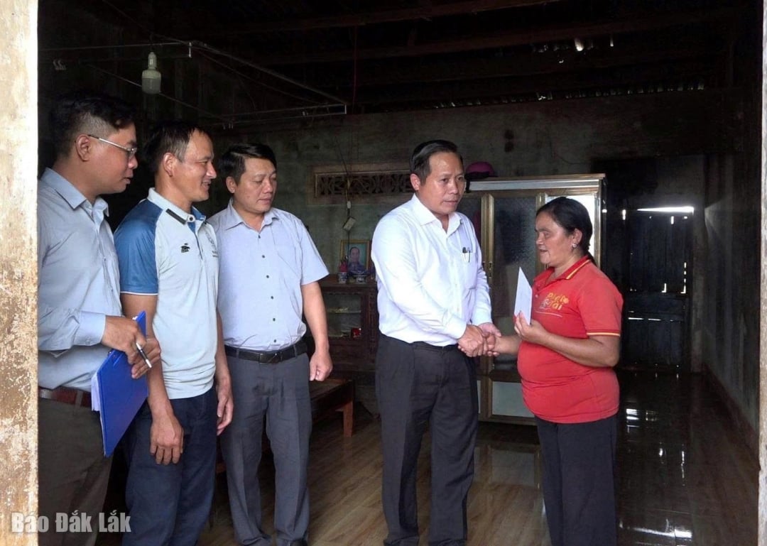 Đồng chí Hoàng Kiên Cường, Bí thư Đảng ủy xã Krông Búk hỗ trợ người dân 