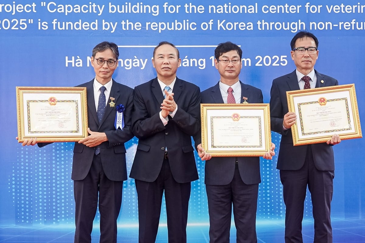 Thứ trưởng Phùng Đức Tiến trao Kỷ niệm chương cho 3 đại diện phía Hàn Quốc. Ảnh: Bảo Thắng.