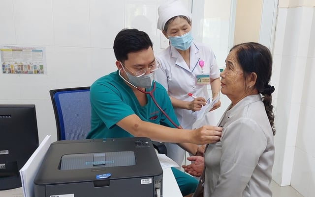 Bác sĩ của 8 bệnh viện ở TPHCM về Cần Giờ, người dân phấn khởi đi khám chữa bệnh- Ảnh 1.