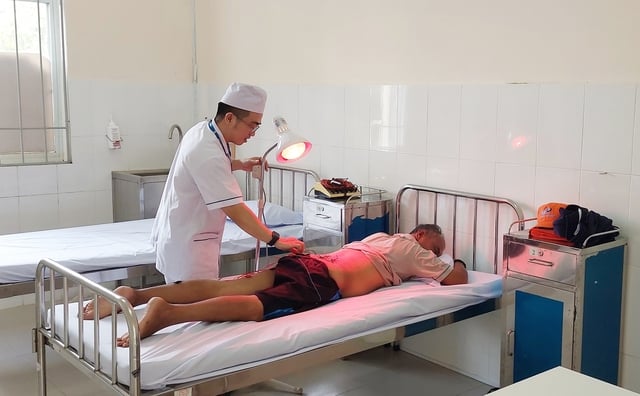 Bác sĩ của 8 bệnh viện ở TPHCM về Cần Giờ, người dân phấn khởi đi khám chữa bệnh- Ảnh 2.