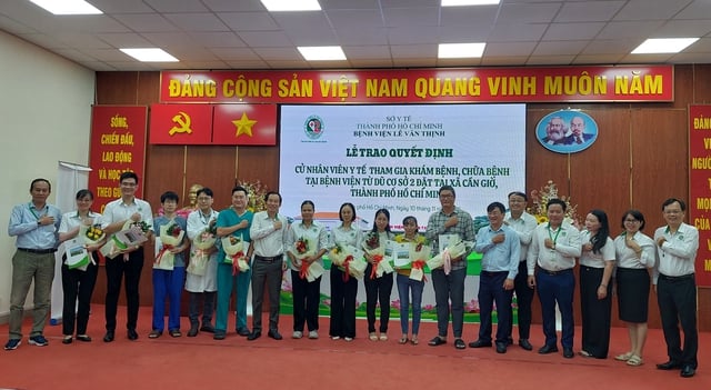 Bác sĩ của 8 bệnh viện ở TPHCM về Cần Giờ, người dân phấn khởi đi khám chữa bệnh- Ảnh 3.