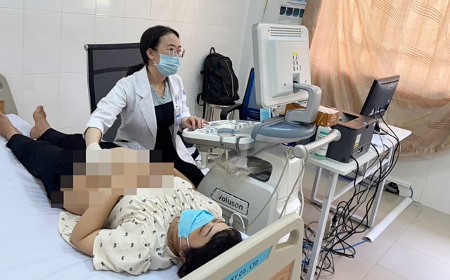 Bác sĩ của 8 bệnh viện ở TPHCM về Cần Giờ, người dân phấn khởi đi khám chữa bệnh- Ảnh 4.