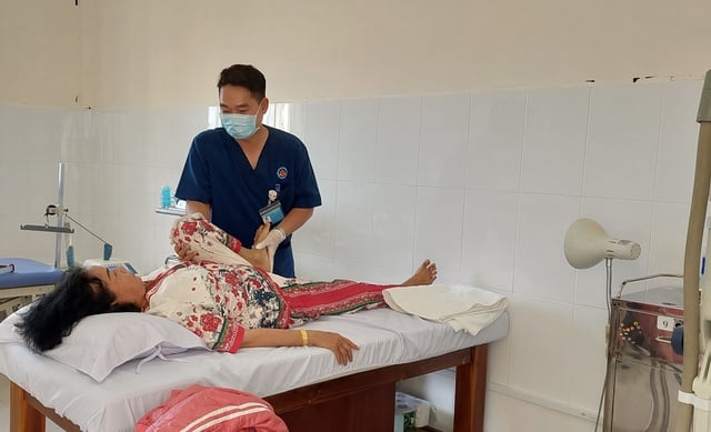 Bác sĩ của 8 bệnh viện ở TPHCM về Cần Giờ, người dân phấn khởi đi khám chữa bệnh- Ảnh 5.