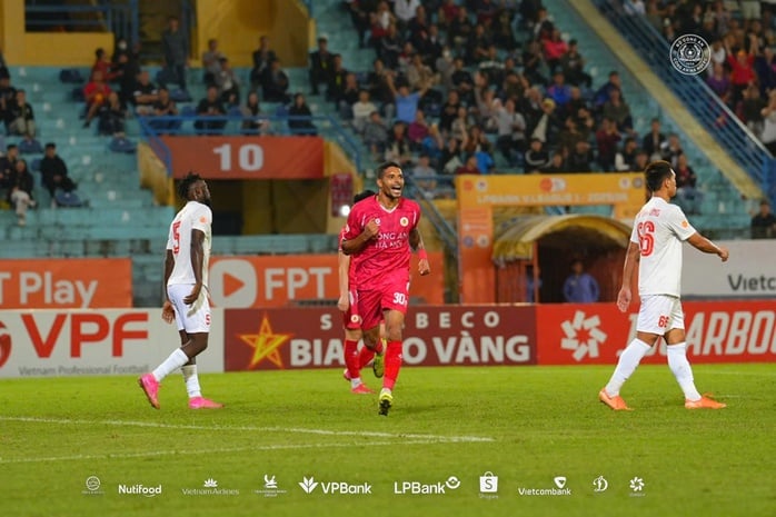 Quang Hải thể hiện đẳng cấp cao trong trận thắng đậm CLB Hà Tĩnh - Ảnh 2.