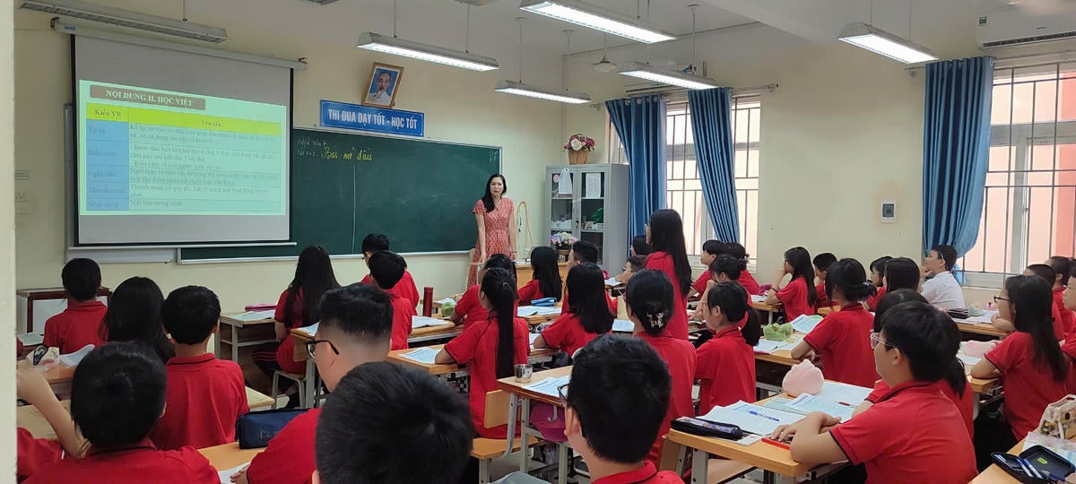 Tanárok és diákok közötti óra a Ba Dinh Középiskolában (Hanoi). Fotó: NTCC