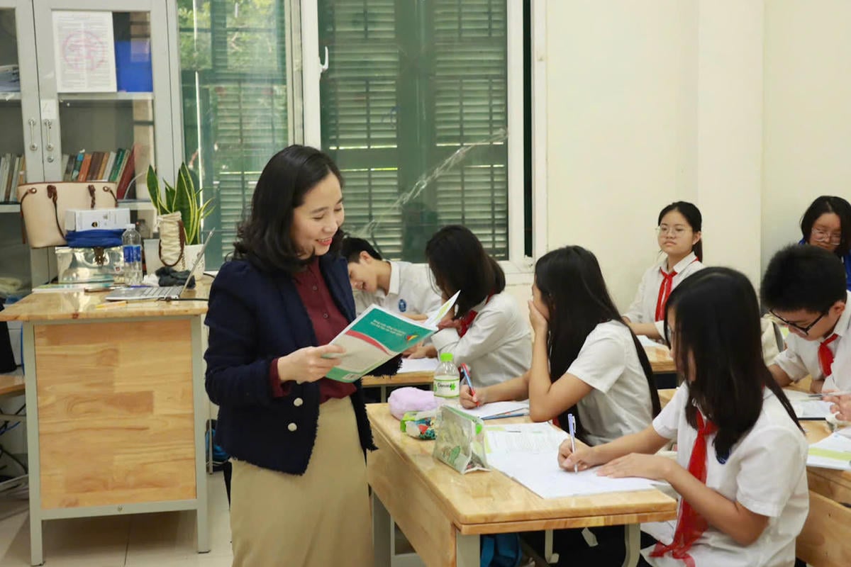 Tanárok és diákok részvételével tartott óra a Nguyen Cong Tru Középiskolában (Hanoi). Fotó: V.T.