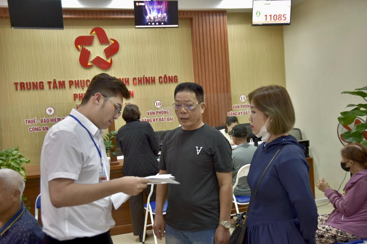 ہائی این وارڈ کے اہلکار طریقہ کار کے ذریعے لوگوں کی رہنمائی کرتے ہیں۔ (تصویر: ہائے انہ)