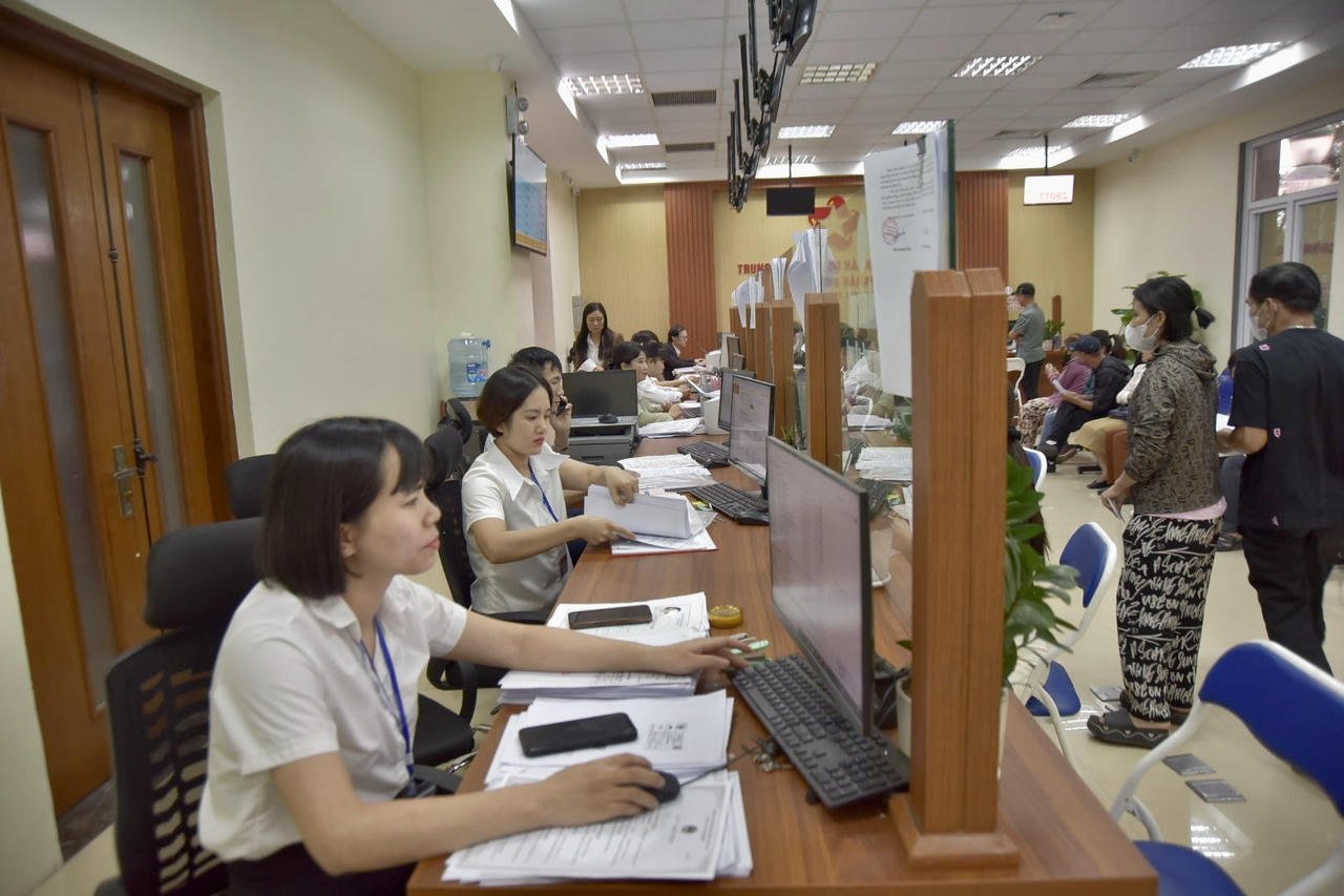 ہائی این وارڈ پبلک ایڈمنسٹریشن سروس سینٹر مؤثر طریقے سے کام کرتا ہے، ریکارڈ کی بروقت وصولی، پروسیسنگ اور واپسی کو یقینی بناتا ہے۔ (تصویر: ہائے انہ)