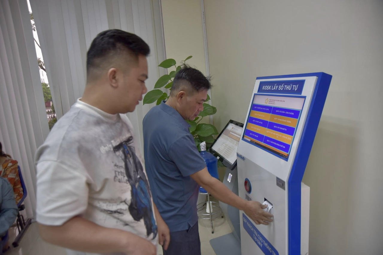 ہائی این وارڈ کے لوگ انتظامی طریقہ کار کرنے آتے ہیں۔ (تصویر: ہائے انہ)