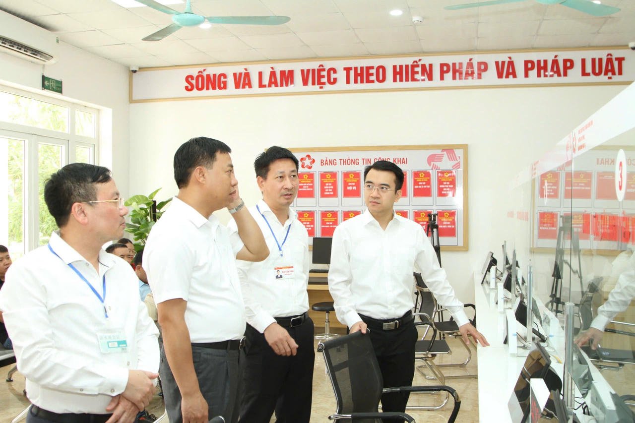 فونگ وارڈ کے رہنما پبلک ایڈمنسٹریشن سنٹر کے آپریشن کا معائنہ کر رہے ہیں۔ (تصویر: ہائی انہ)