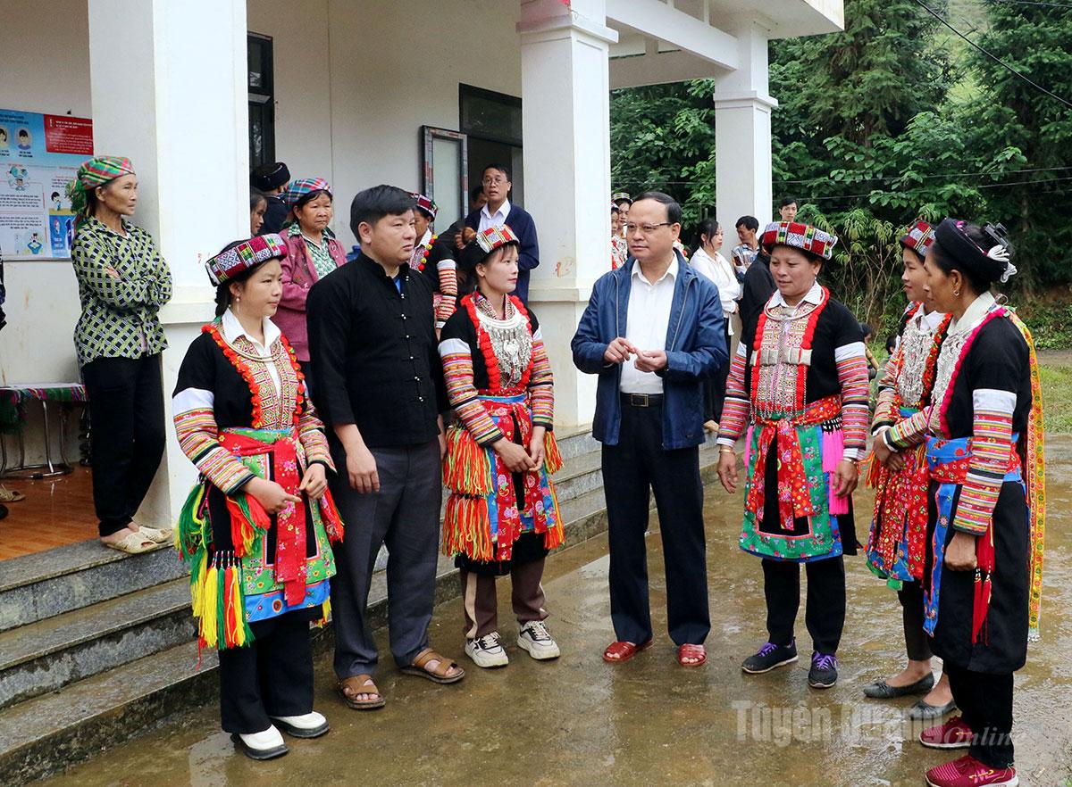 প্রাদেশিক গণ কমিটির স্থায়ী ভাইস চেয়ারম্যান নগুয়েন মান তুয়ান ফিয়েন সুই গ্রামের মানুষের সাথে কথা বলছেন। ছবি: হোয়াং তুয়েন