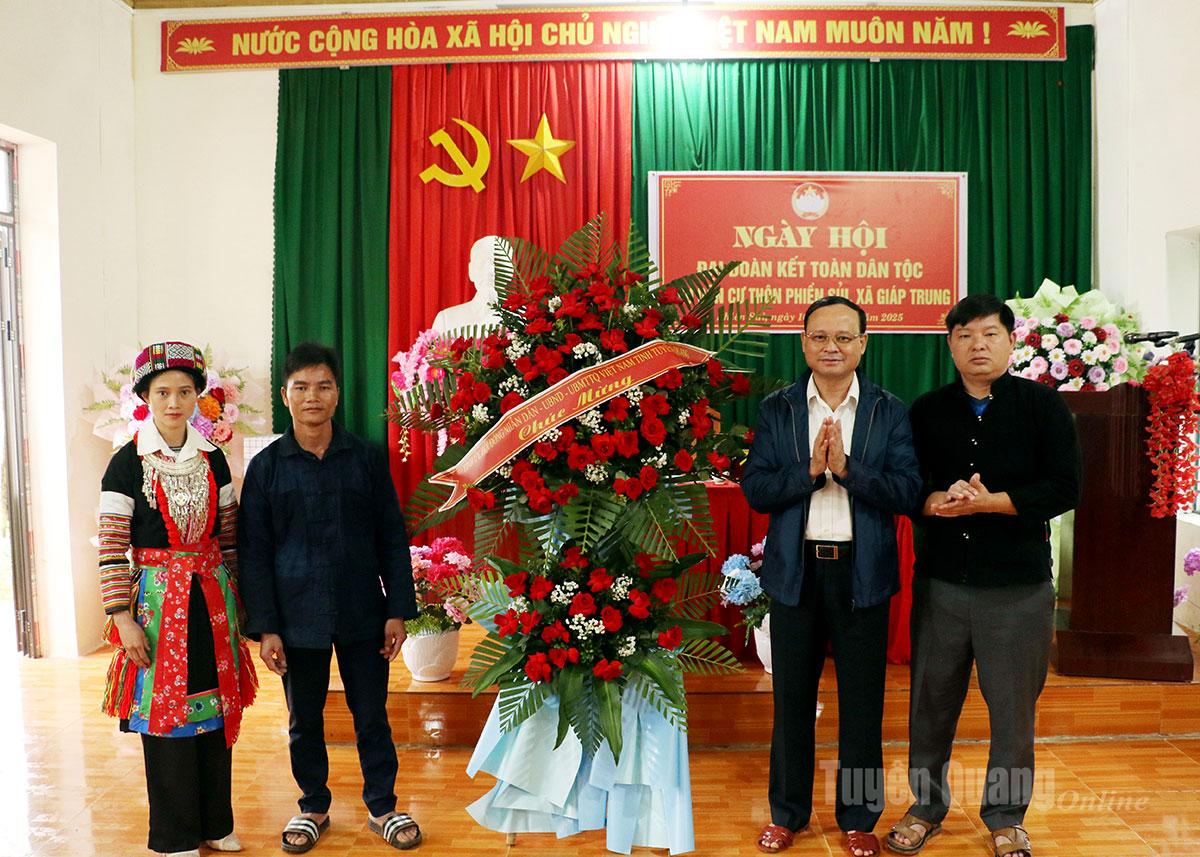 টুয়েন কোয়াং প্রদেশের প্রাদেশিক পার্টি কমিটি, পিপলস কাউন্সিল, ভিয়েতনাম ফাদারল্যান্ড ফ্রন্ট কমিটির পিপলস কমিটির পক্ষ থেকে, প্রাদেশিক পার্টির স্থায়ী কমিটির সদস্য, প্রাদেশিক পিপলস কমিটির স্থায়ী ভাইস চেয়ারম্যান কমরেড নগুয়েন মান তুয়ান উৎসব উদযাপনের জন্য ফুল অর্পণ করেন। ছবি: হোয়াং টুয়েন