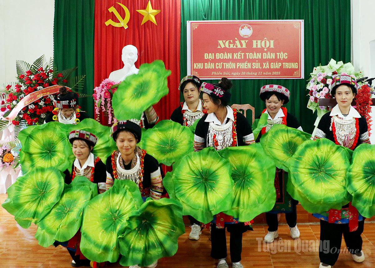 উৎসবে বিশেষ পরিবেশনা। ছবি: হোয়াং টুয়েন