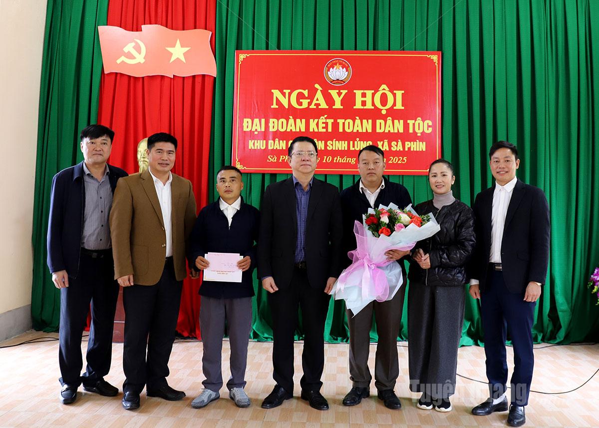 প্রাদেশিক পার্টি কমিটির প্রচার ও গণসংহতি বিভাগের প্রধান ট্রান মান লোই এবং সা ফিন কমিউনের নেতারা উৎসবে সিং লুং আবাসিক এলাকার অভিনন্দন জানাতে উপহার প্রদান করেন। ছবি: মাই লি।