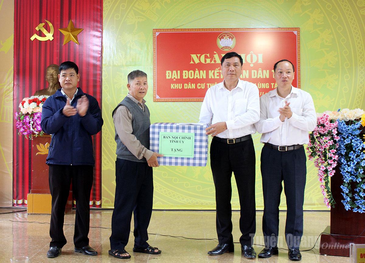 প্রাদেশিক পার্টি কমিটির অভ্যন্তরীণ বিষয়ক কমিটির প্রধান ফুং তিয়েন কোয়ান না সাই গ্রামে উপহার দিচ্ছেন। ছবি: নগুয়েন ইয়েম।