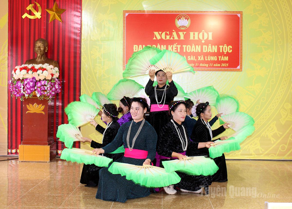 উৎসবে বিশেষ পরিবেশনা। ছবি: নগুয়েন ইয়েম।