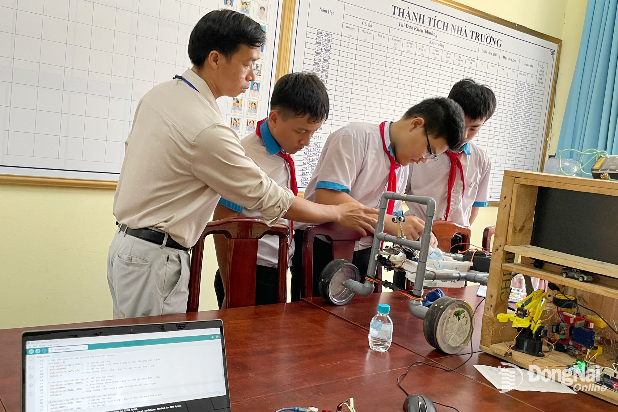 Học sinh Trường THCS Tiến Thành, phường Đồng Xoài được tạo môi trường thuận lợi để làm quen với giáo dục STEM. 