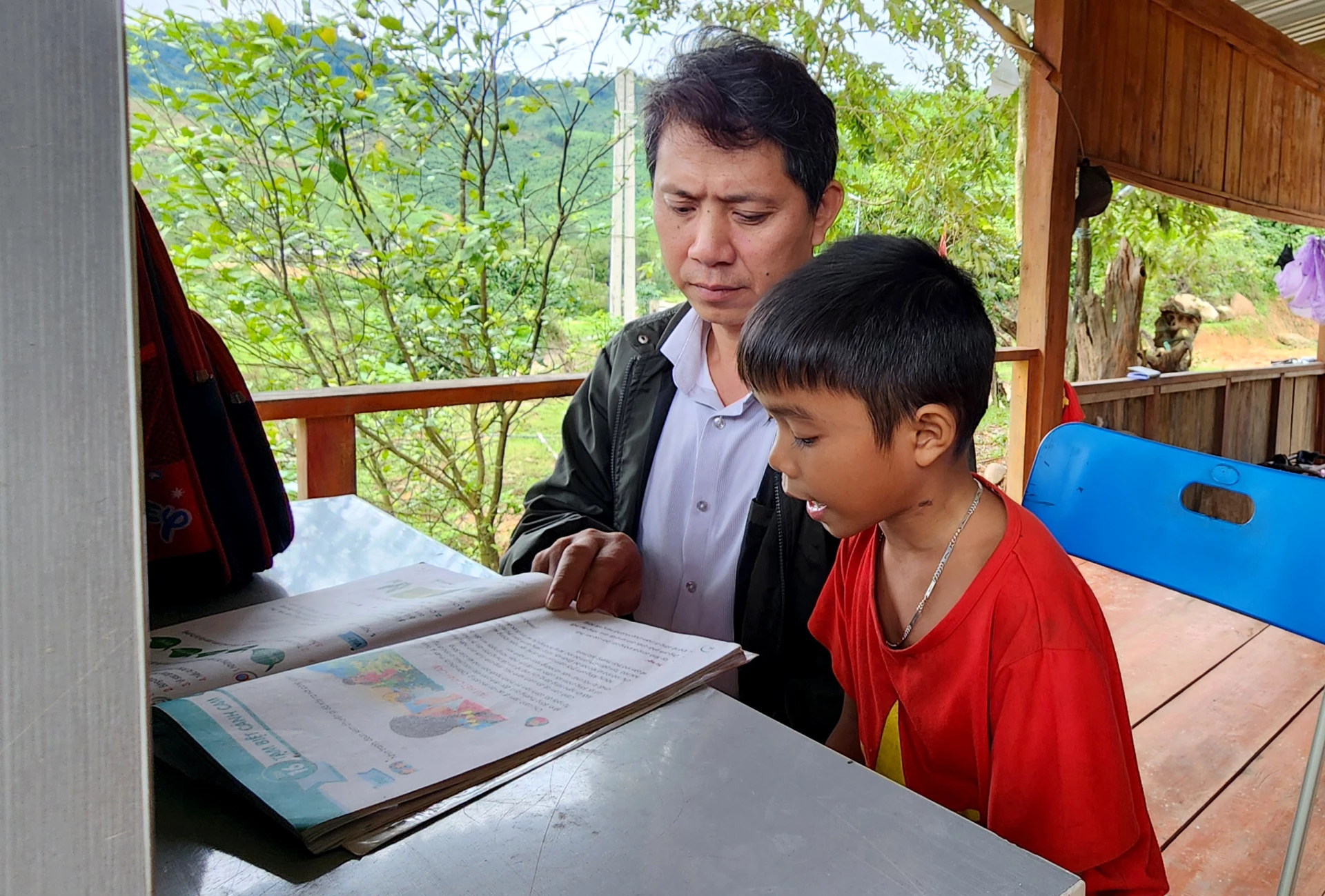 Пан Фан Ван Ті завжди уважно стежить за навчанням свого сина Тран Ван Хоанга - Фото: Т.Л.