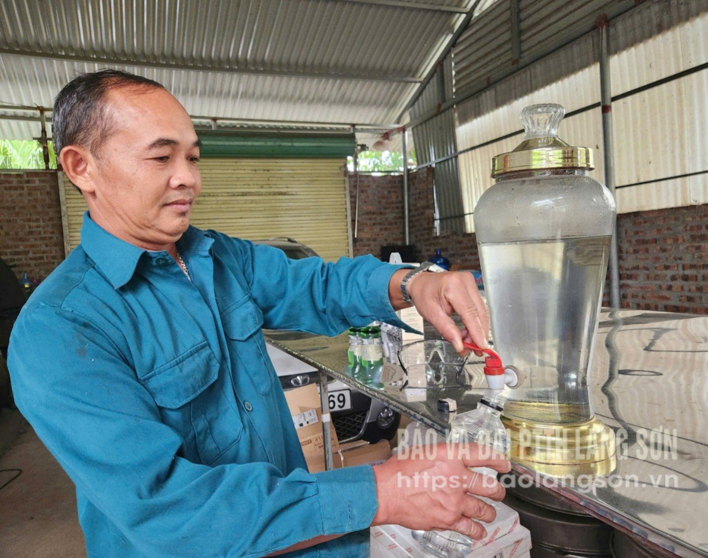 Sản phẩm rượu khoai của HTX Nông Lâm nghiệp xanh Lộc Bình góp phần nâng giá trị khoai lang Lộc Bình