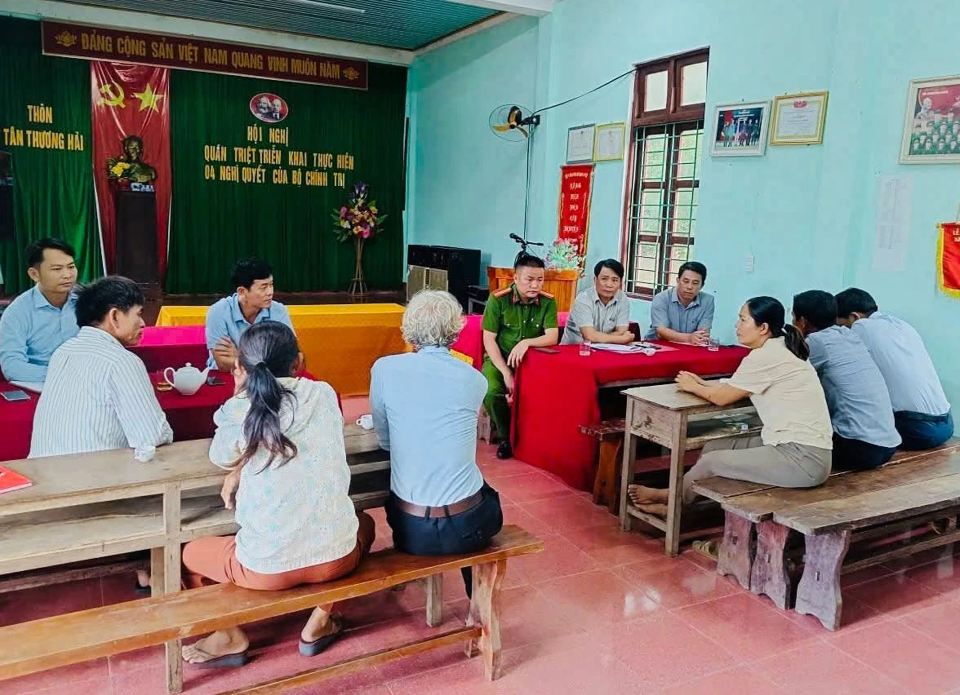 セン・ング村の地元党委員会、政府、警察は会合を開き、補償と用地明け渡し政策の遵守を各世帯に呼びかけ、動員した。写真：D.T