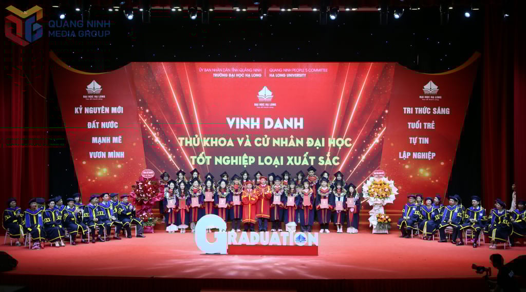 សាកលវិទ្យាល័យ Ha Long ប្រគល់សញ្ញាបត្រដល់និស្សិតបញ្ចប់ការសិក្សាឆ្នាំសិក្សា ២០២១-២០២៥។ រូបថត៖ Minh Ha