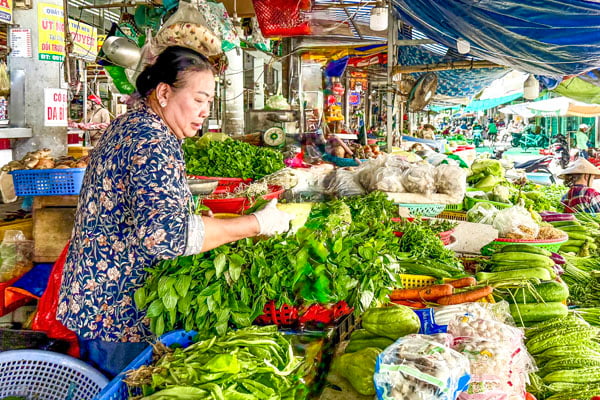 Prețurile multor tipuri de legume și fructe vândute la piață au crescut cu 5.000-15.000 VND/kg.