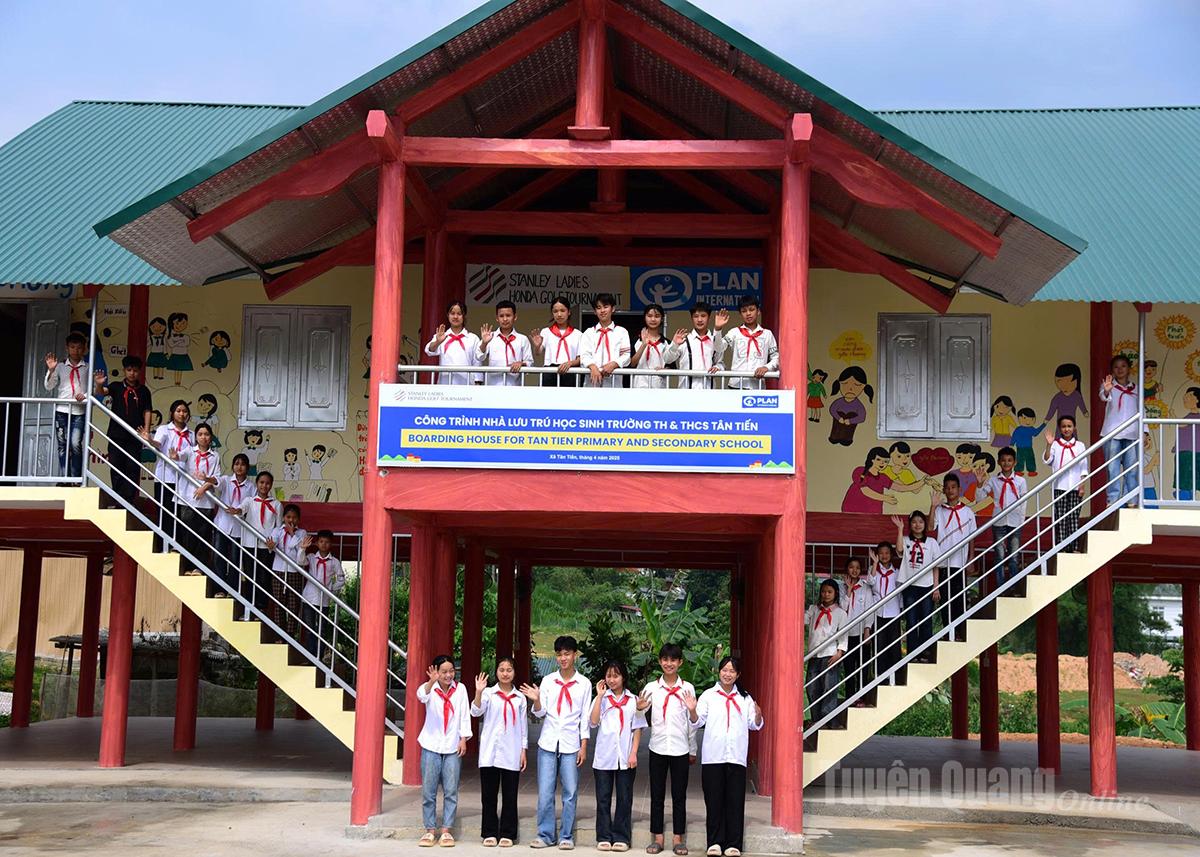 หอพักนักเรียนโรงเรียนประจำประถมศึกษาและมัธยมศึกษาตันเตียน ซึ่งสร้างขึ้นโดยได้รับการสนับสนุนจากองค์กรวางแผน จะแล้วเสร็จในเดือนเมษายน พ.ศ. 2568