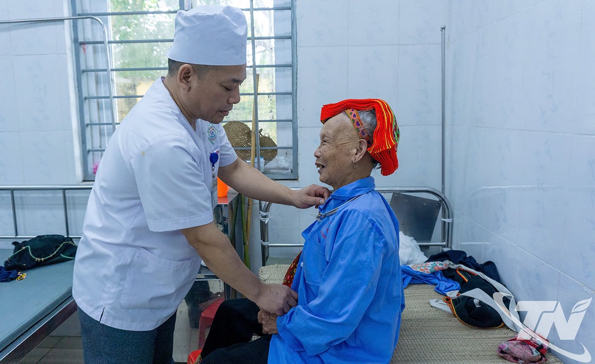 Cán bộ Trung tâm Y tế Võ Nhai thăm khám cho bệnh nhân người dân tộc thiểu số điều trị nội trú tại Trung tâm.
