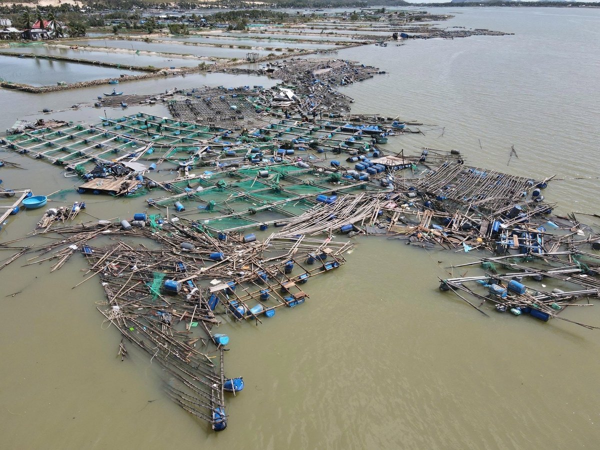 Lồng bè thủy sản của người dân Đắk Lắk bị bão số 13 đánh tan nát. Ảnh: Tuấn Anh.