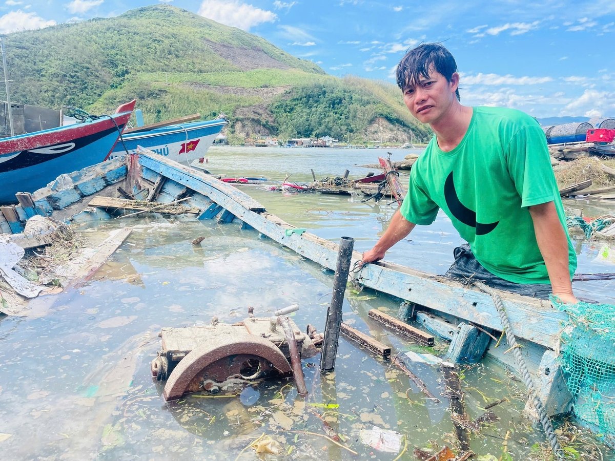 Người nuôi buồn bã vì tàu thuyền bị bão nhấn chìm, thiệt hại. Ảnh: Tuấn Anh.