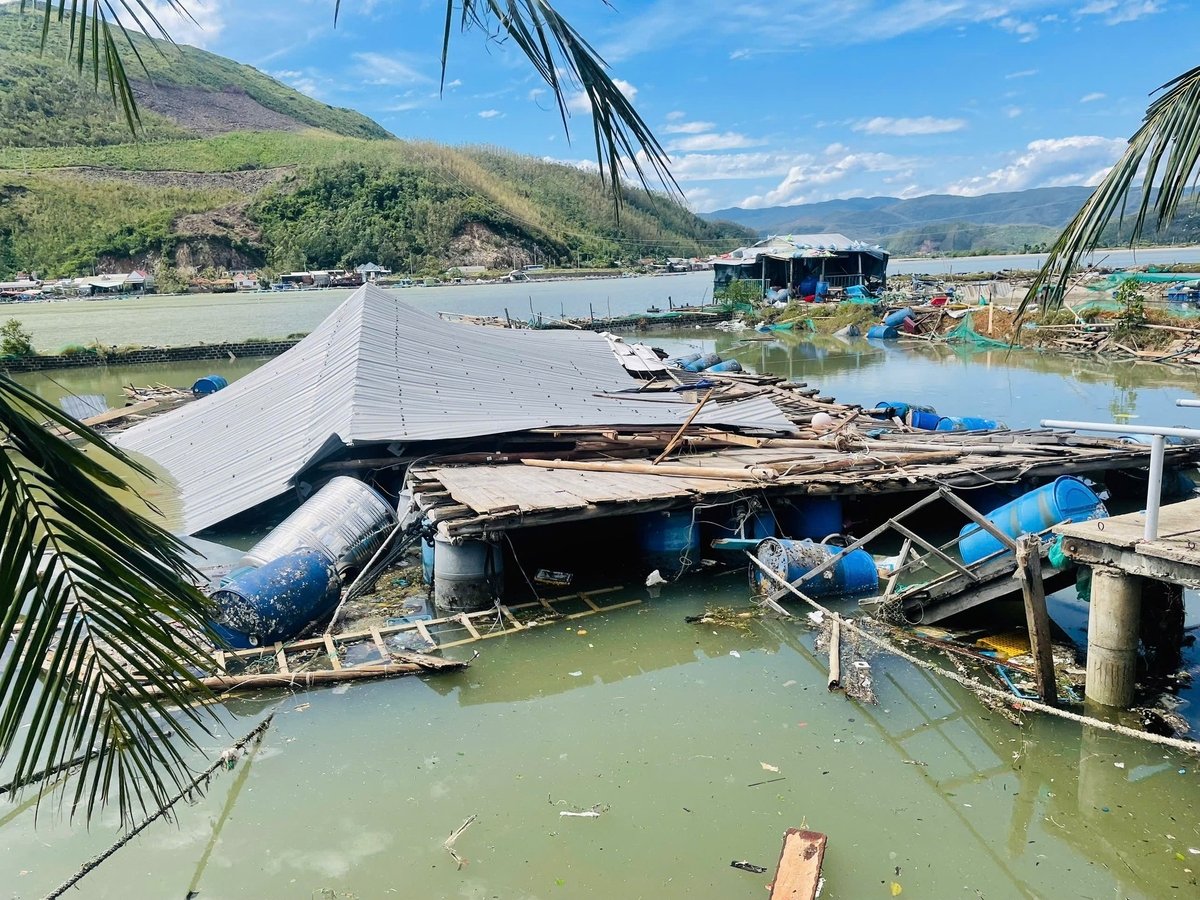 Ao đìa nuôi tôm cũng bị ảnh hưởng nặng nề do bão số 13. Ảnh: Tuấn Anh.