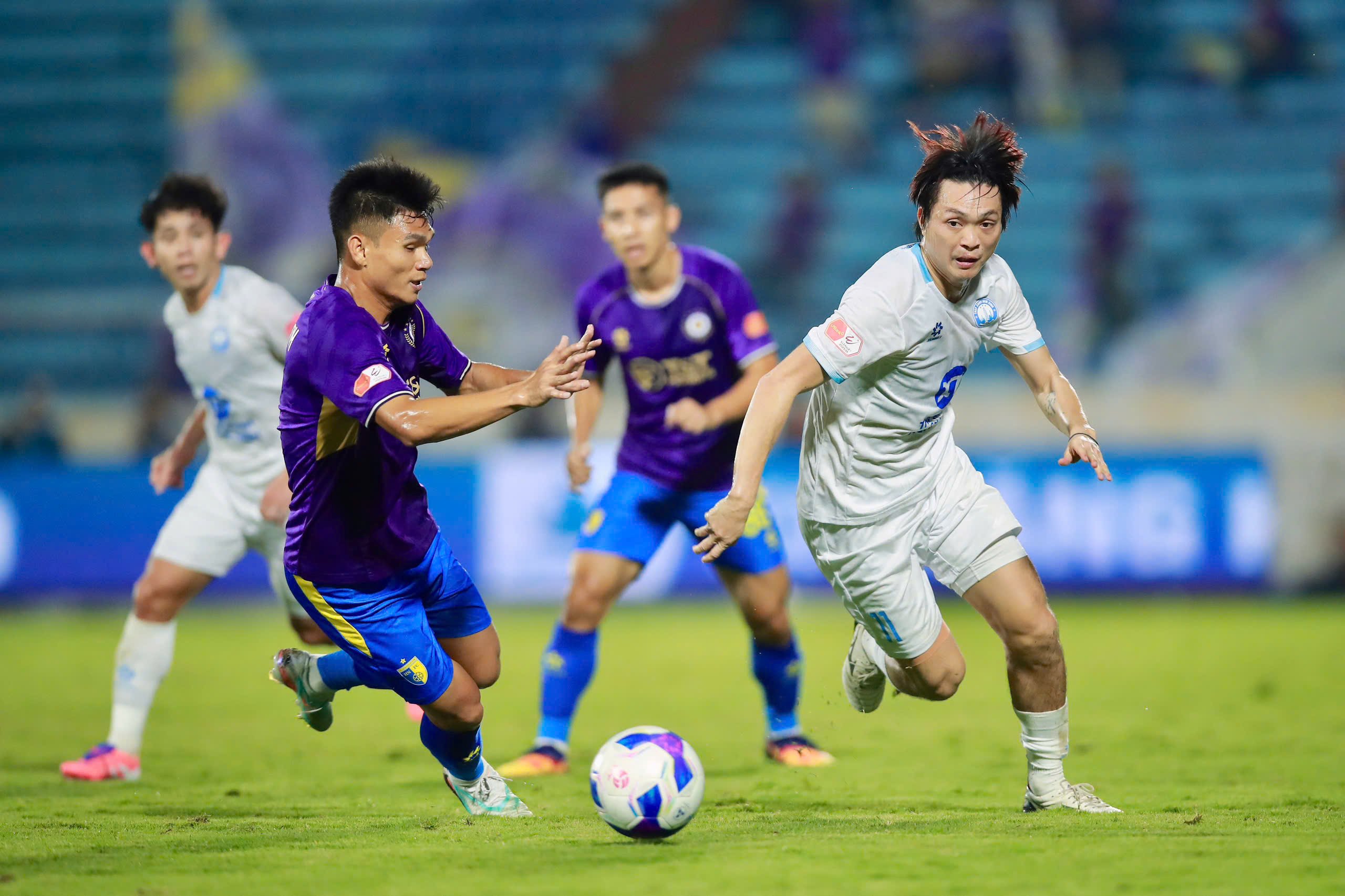 Bảng xếp hạng V-League mới nhất: CLB CAHN bùng nổ tốp đầu, Nam Định và HAGL đua trụ hạng?- Ảnh 2.