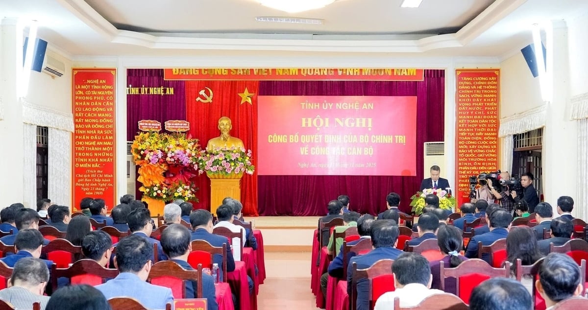 Toàn cảnh Hội nghị công bố Quyết định của Bộ Chính trị về công tác cán bộ sáng 11/11/2025 tại tỉnh Nghệ An. Ảnh: Phạm Bằng.