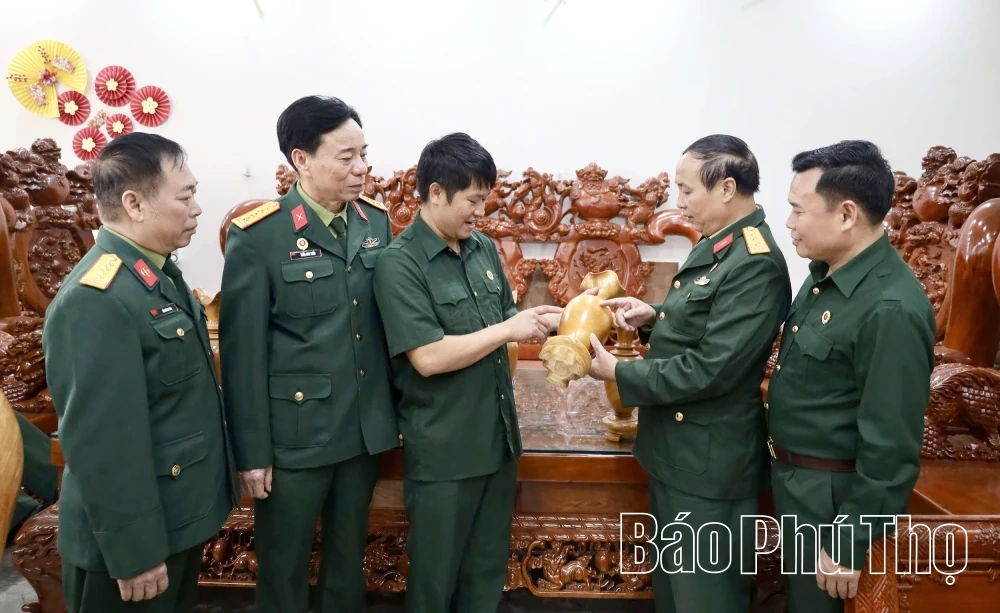 Jovem carpinteiro mantém viva a profissão tradicional em Xuan Lang