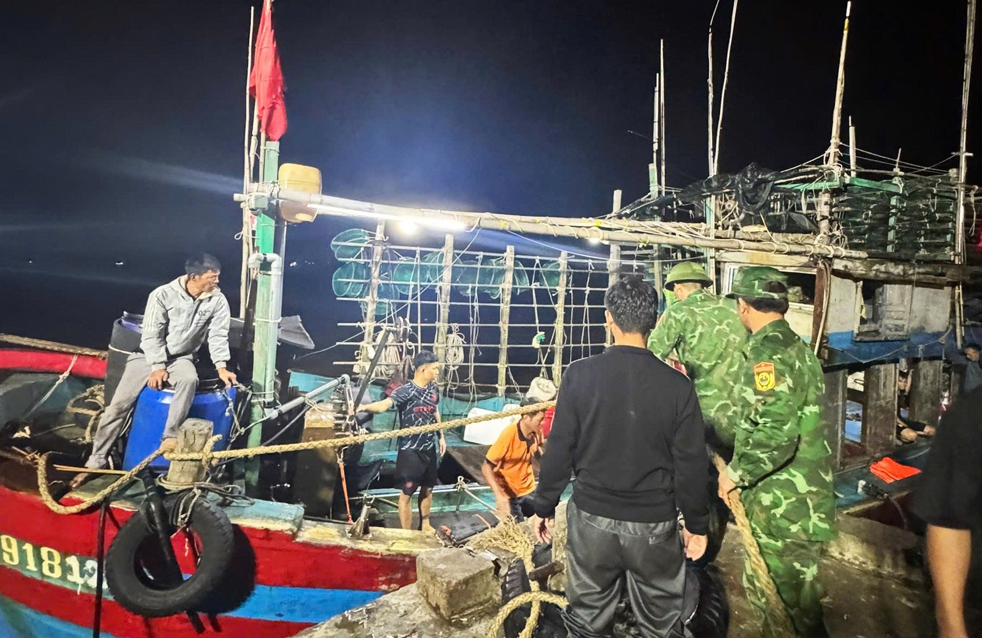 Tiếp nhận 7 thuyền viên tàu cá TH 90073 TS. Ảnh: H. Nam.