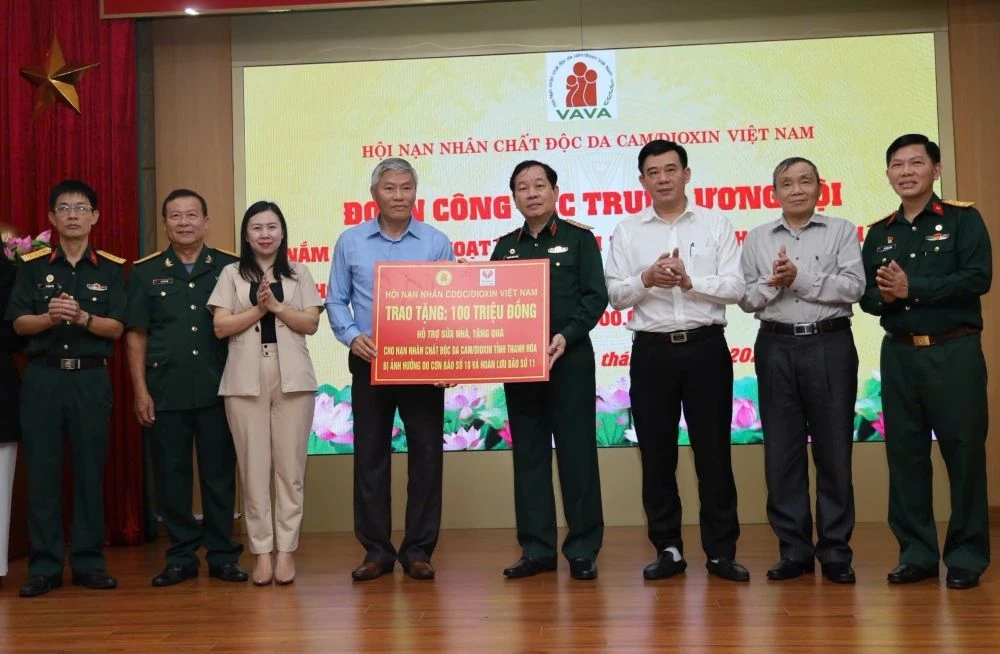 تقديم الهدايا لضحايا العامل البرتقالي/الديوكسين المتضررين من الكوارث الطبيعية