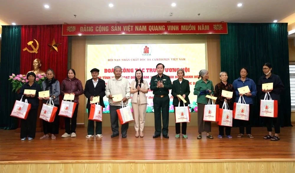 تقديم الهدايا لضحايا العامل البرتقالي/الديوكسين المتضررين من الكوارث الطبيعية