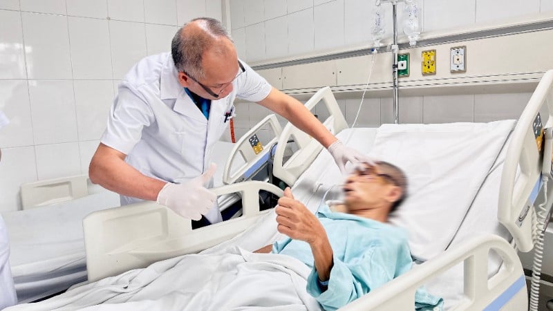 Docent Dr. Nguyen Hong Ha - chef för avdelningen för maxillofacial, plastik- och estetisk kirurgi undersökte patienten igen.