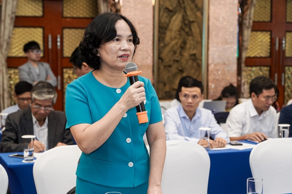 Bà Võ Thị Nhung, Phó Giám đốc Sở Nông nghiệp và Môi trường Nghệ An, nêu một số đề xuất tại hội nghị. Ảnh: Bảo Thắng.