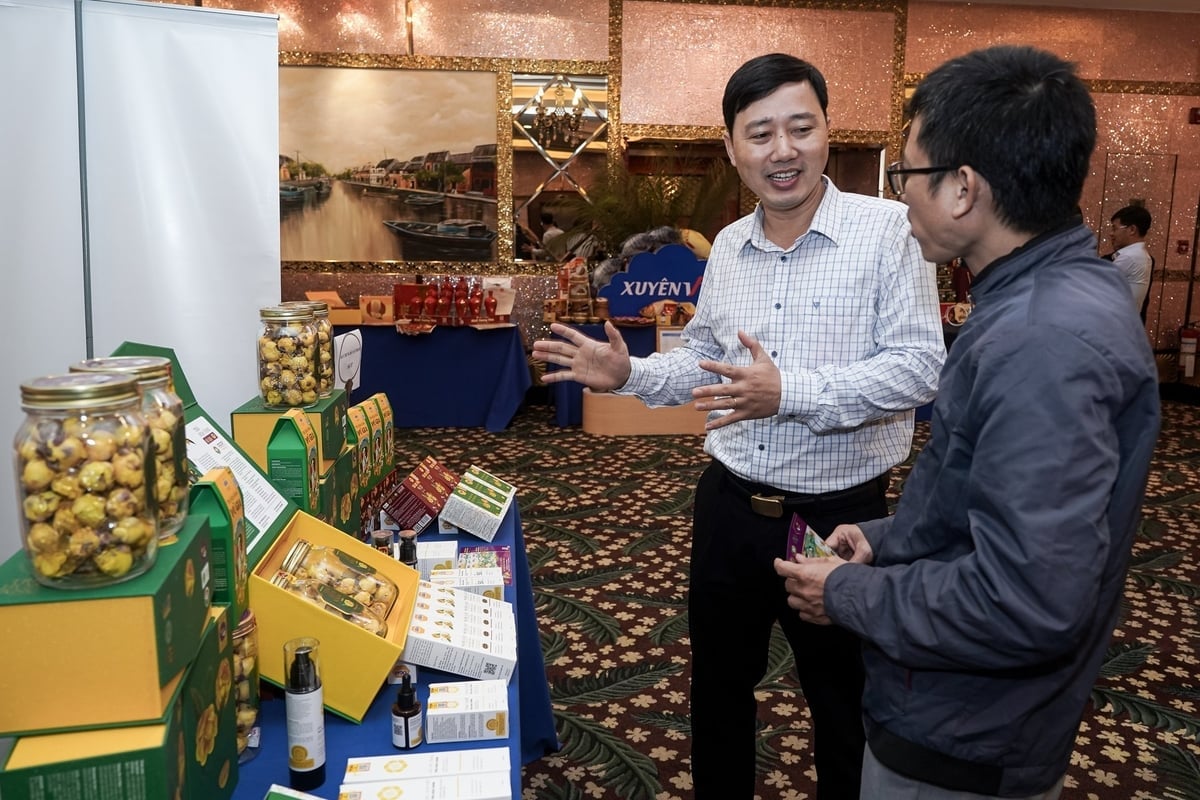 Nhiều hoạt động giao thương, trao đổi kinh nghiệm diễn ra bên lề hội nghị. Ảnh: Bảo Thắng.