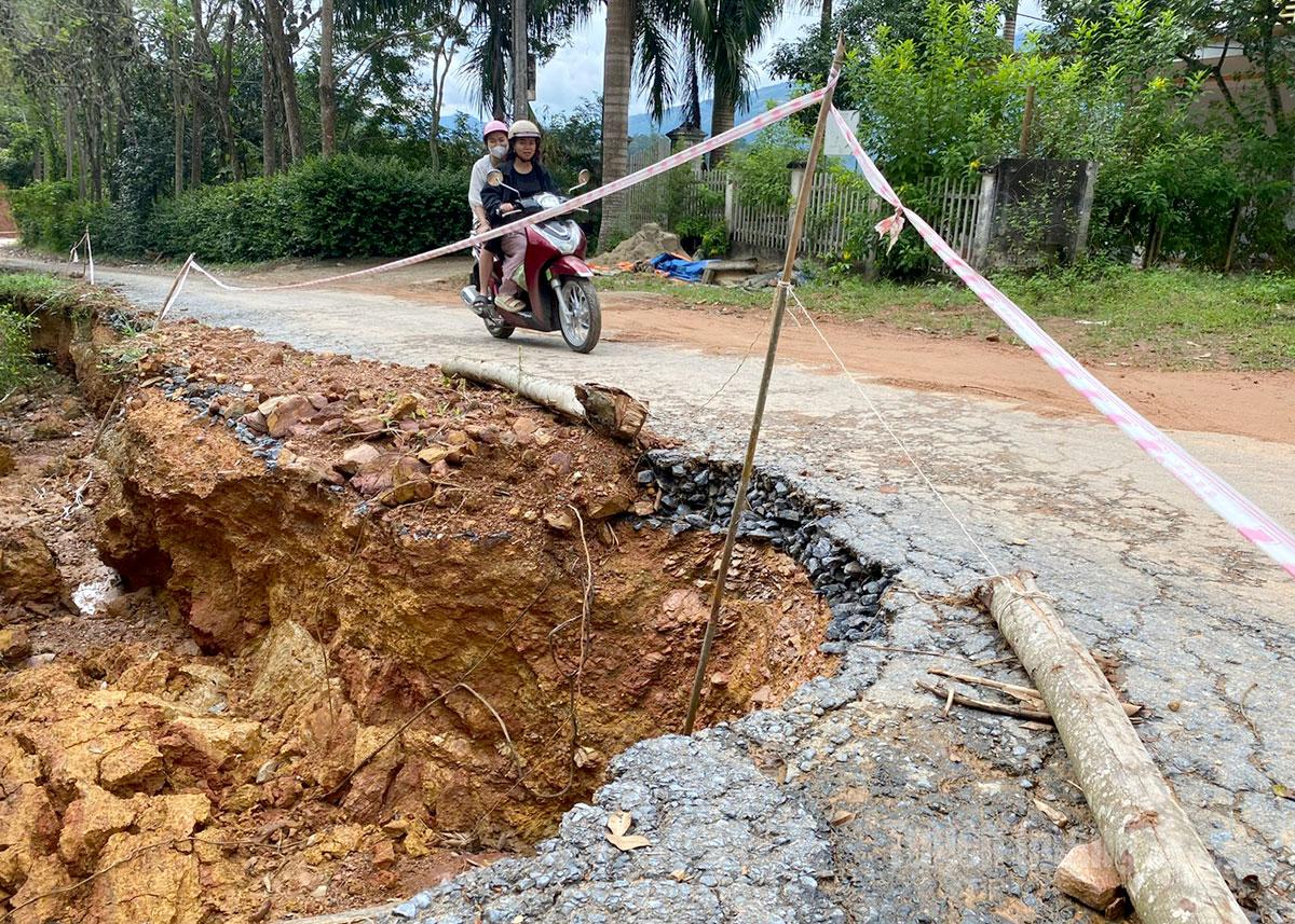 ឥទ្ធិពលនៃព្យុះលេខ១០ និងទឹកជំនន់បានបណ្តាលឱ្យផ្លូវ Xuan Thuy ត្រូវបានបំផ្លាញ ដោយផ្នែកខ្លះមានរន្ធជីកនៅកណ្តាលផ្លូវ។