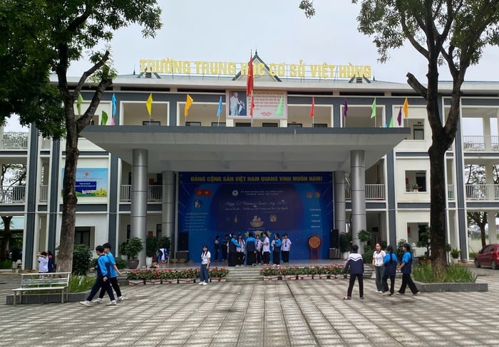 Vụ nữ sinh bắt bạn quỳ gối và tát ở Đông Anh: Phòng Văn hóa - Xã hội nhận trách nhiệm- Ảnh 1.