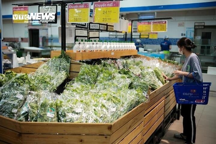 Para ibu rumah tangga berjuang melawan ketakutan akan kenaikan harga, tetapi pendapatan mereka tetap sama, bahkan menurun, dibandingkan tahun lalu. (Ilustrasi: Cong Hieu)