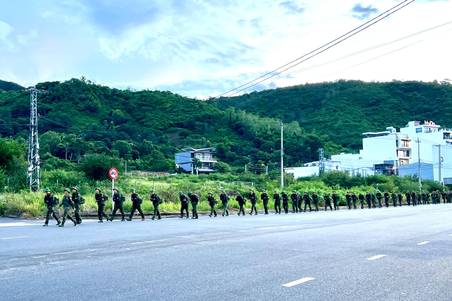 ຈັດ​ການ​ເດີນ​ຂະ​ບວນ​ຝຶກ​ອົບ​ຮົມ​ທາງ​ດ້ານ​ຮ່າງ​ກາຍ.