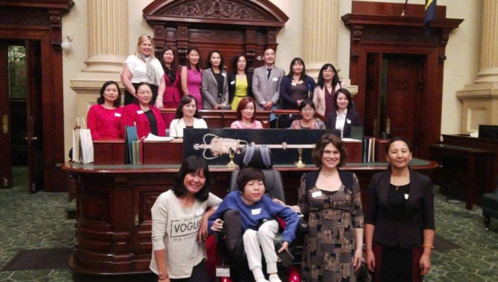 Ibu Van dan guru-guru serta teman sekelasnya saat berkunjung ke Parlemen Australia.
