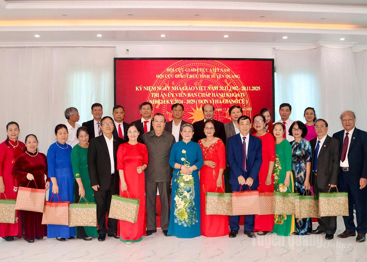 Ledare för föreningen för tidigare lärare i Tuyen Quang-provinsen överlämnade tackgåvor till verkställande kommittén för period IV, 2024-2029 (gamla Ha Giang-enheten).