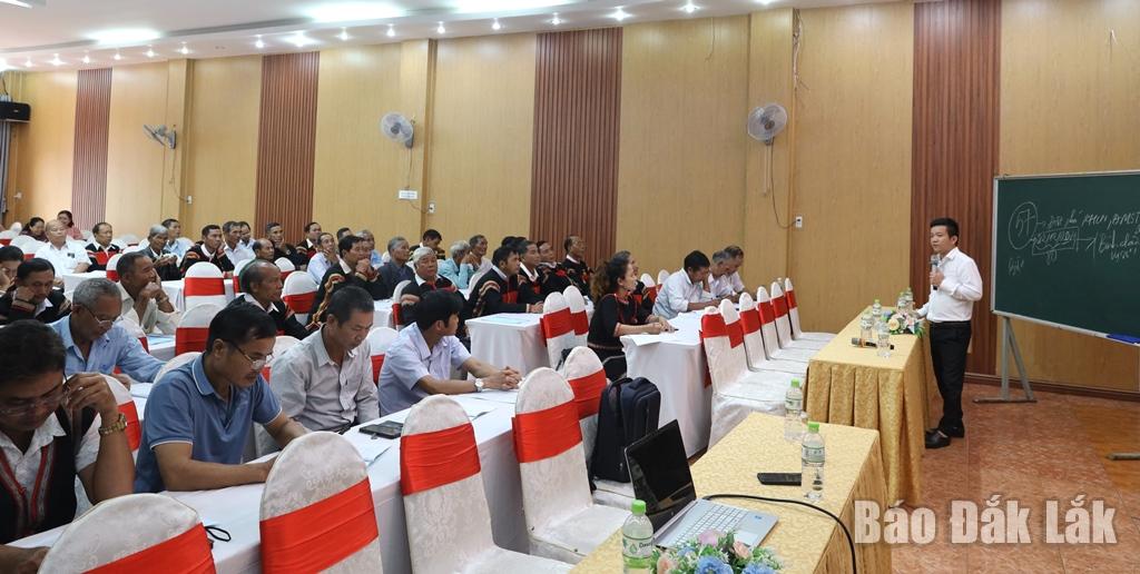 ប្រធាន​មន្ទីរ​ឃោសនា​ការ​និង​ចលនា​មហាជន​នៃ​គណៈកម្មាធិការ​បក្ស​ខេត្ត​បាន​ពាំនាំ​នូវ​ខ្លឹមសារ​នៃ​ប្រធាន​បទ​ផ្សព្វផ្សាយ​អំពី​ចលនា​អប់រំ​ដ៏​មាន​ប្រជា​ប្រិយ​ភាព​លេខ​១។